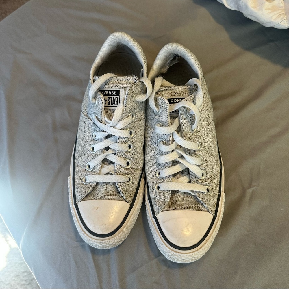 Heather gray low top converse shoes